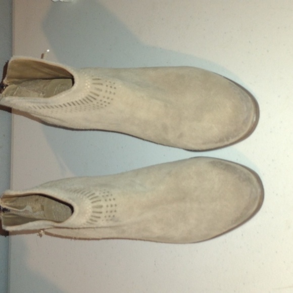 VINCE Camuto tan suede booties - Picture 1 of 12